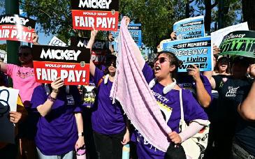 Sindicatos evitan huelga en Disneyland tras llegar a acuerdos