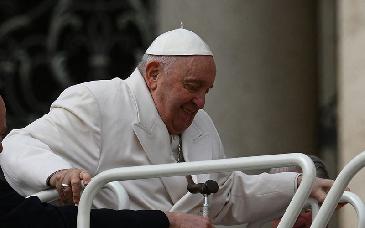 Hospitalizan al papa Francisco por una infección respiratoria